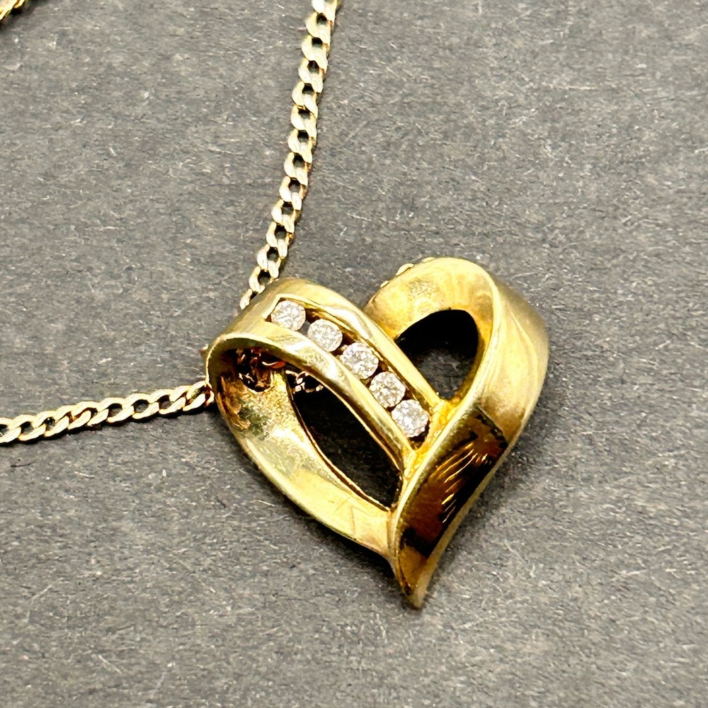 10k diamond heart pendant